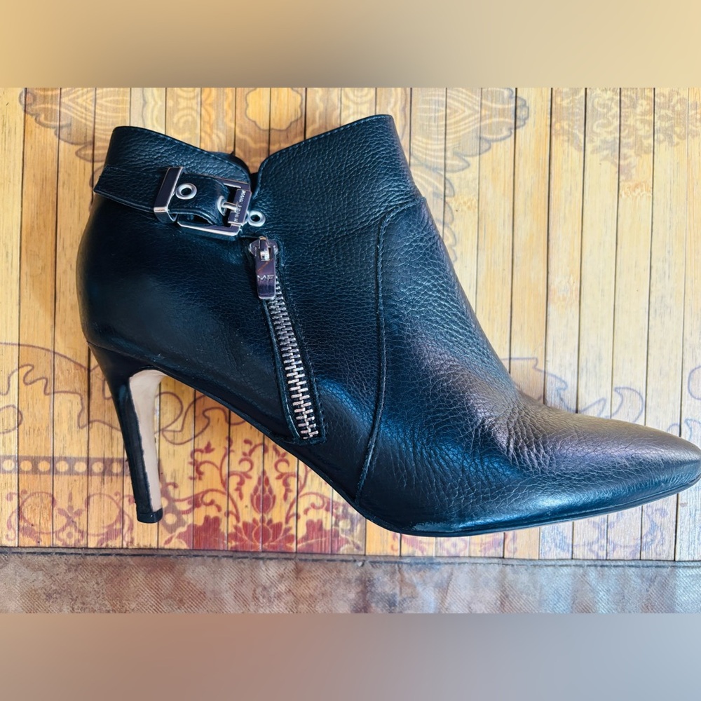 Pointy toe leather booties - Picture 3 of 13